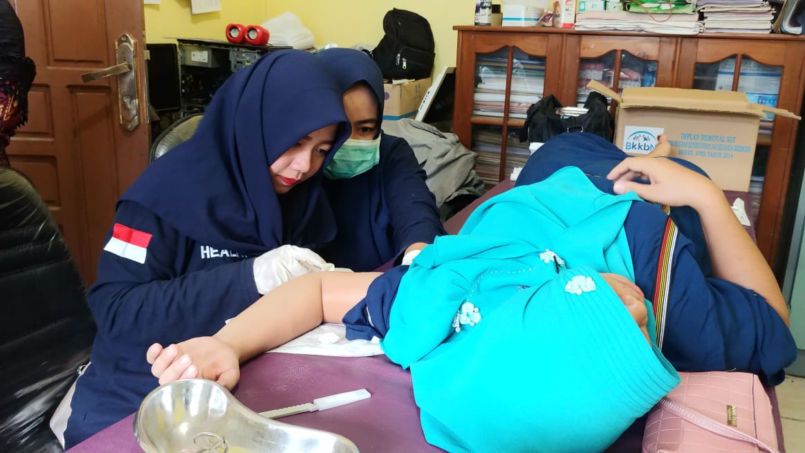 Pelaksanaan Pelayanan Implant di Balai Penyuluh KB kecamatan Kintap dan Bekerjasama dengan Puskesmas