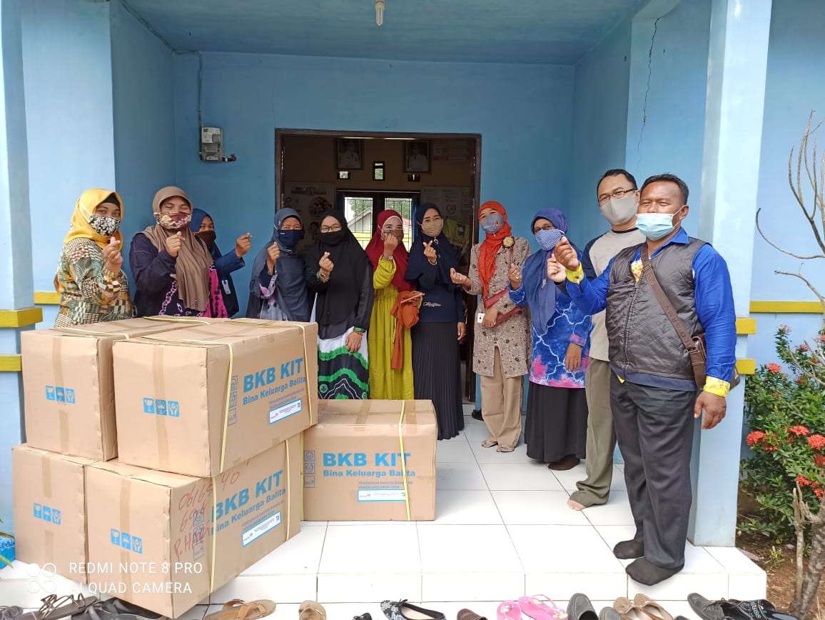 Pemberian bantuan BKB Kit oleh Dinas P2KBP3A Kabupaten Tanah Laut 